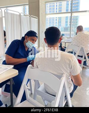 Frisco TX, États-Unis - 26 mars 2021 : vue rapprochée des personnes qui reçoivent le vaccin Covid-19 Banque D'Images