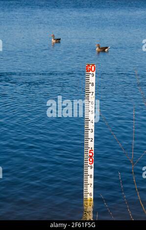 Jauge de niveau d'eau sur un lac. Grantham, Lincolnshire, Angleterre. Banque D'Images