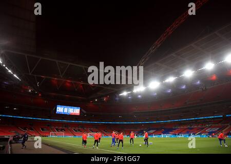 Photo du dossier en date du 25-03-2021 des joueurs d'Angleterre qui se réchauffent au stade Wembley, Londres. Date de publication : lundi 29 mars 2021. Banque D'Images