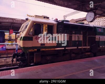 Une locomotive diesel transportant dans une gare en Inde Banque D'Images