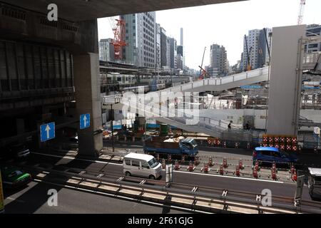 Tokyo, Japon. 24 mars 2021. Circulation près de la gare de Shibuya. La réduction des restrictions de verrouillage et le faible nombre d'infections ont contribué à la stabilité de l'économie japonaise pendant la pandémie de Covid-19. Crédit : SOPA Images Limited/Alamy Live News Banque D'Images