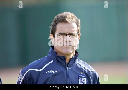 ENTRAÎNEMENT EN ANGLETERRE AU LONDON COLNEY. 10/10/2008. Fabio Capello responsable Angleterre. PHOTO DAVID ASHDOWN Banque D'Images