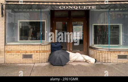New York, États-Unis. 28 mars 2021. Une personne sans abri dort devant un magasin vacant à New York le dimanche 28 mars 2021. (Photo de Richard B. Levine) crédit: SIPA USA/Alay Live News Banque D'Images