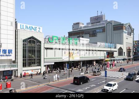 Tokyo, Japon. 24 mars 2021. Entrée principale de la gare de Shinjuku à Tokyo. Crédit : SOPA Images Limited/Alamy Live News Banque D'Images