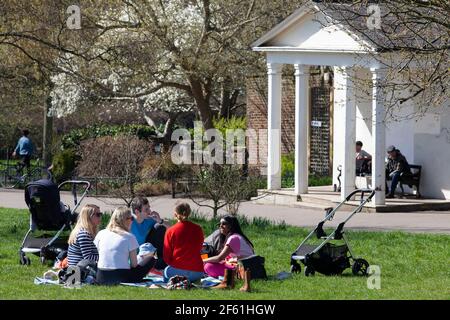 Londres, Royaume-Uni, 29 mars 2021 : à Brockwell Park, dans le sud de Londres, les gens ont profité du temps ensoleillé le premier jour de l'assouplissement du confinement en Angleterre. Certaines personnes s'exerçaient et d'autres piquées en petits groupes. Pour les parents de petits enfants, la possibilité de contacts sociaux est essentielle à leur santé mentale et au développement de leurs enfants. Anna Watson/Alay Live News Banque D'Images