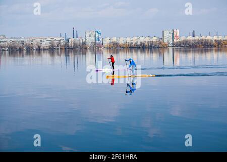 Dnepropetrovsk, Ukraine, rivière Dniepr - 28 mars 2021 : de jeunes athlètes non identifiés nagent en canoë. L'art de piloter un bateau avec un seul oar. Ressort Banque D'Images