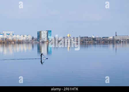 Dnepropetrovsk, Ukraine, rivière Dniepr - 28 mars 2021 : de jeunes athlètes non identifiés nagent en canoë. L'art de piloter un bateau avec un seul oar. Ressort Banque D'Images