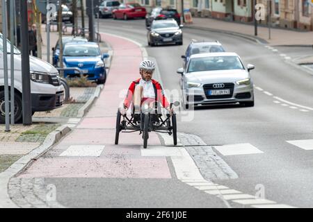 Pirna, Allemagne. 18 mars 2021. Un homme est en vélo couché sur une piste cyclable et veut se fondre dans le trafic fluide sur la route. Ce faisant, les automobilistes doivent être conscients que cet utilisateur de la route peut facilement être négligé en raison de sa position très basse. Credit: Daniel Schäfer/dpa-Zentralbild/ZB/dpa/Alay Live News Banque D'Images