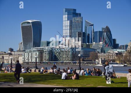 Londres, Royaume-Uni. 29 mars 2021. Les gens apprécient le soleil dans le parc Potters Fields, à côté de Tower Bridge, avec une vue sur la ville de Londres, tandis que les règles de verrouillage sont relaxantes en Angleterre. Credit: Vuk Valcic/Alamy Live News Banque D'Images