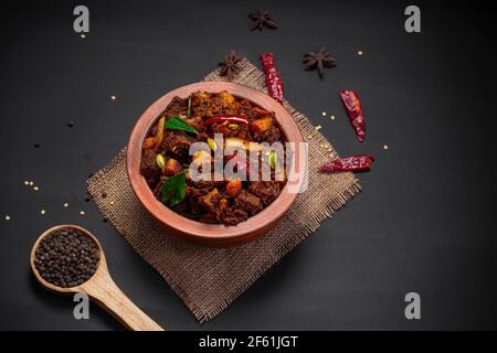 Rôti de boeuf ou pothu ulartheyadu, plat spécial kerala disposé dans une faïence de manière traditionnelle garni de pièces de noix de coco. Banque D'Images