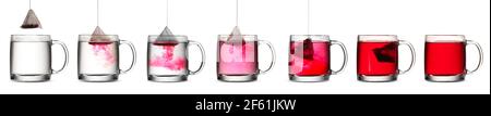 Processus de préparation du thé dans une tasse en verre sur fond blanc Banque D'Images