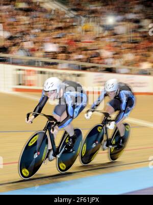 PISTE CYCLABLE UCI DE LA COUPE DU MONDE AU VELODROME DE MANCHESTER. 2/11/2008. FINALE SPRINT DE L'ÉQUIPE POUR HOMME. JASON KENNY ET ROSS EDGAR, QUI FONT PARTIE DE L'ÉQUIPE, Y COMPRIS LE PERSONNEL DE JAMIE, GAGNENT L'OR. PHOTO DAVID ASHDOWN Banque D'Images