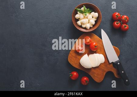 Composition au fromage mozzarella sur fond sombre Banque D'Images