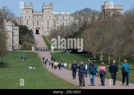 Windsor, Royaume-Uni. 29 mars 2021. Les résidents et les visiteurs de la région peuvent se promener sur la longue promenade dans le grand parc de Windsor au début de ce qui devrait être une courte période de temps chaud. Le gouvernement a depuis aujourd'hui assoupli les restrictions de la COVID-19 sur les rassemblements extérieurs dans les espaces publics et les jardins privés en permettant à deux ménages de toute taille ou six personnes de six ménages maximum de se rencontrer à l'extérieur de l'Angleterre. Crédit : Mark Kerrison/Alamy Live News Banque D'Images