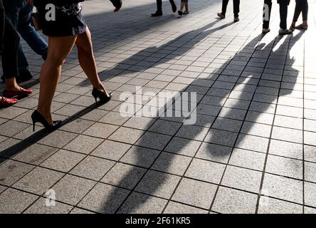 Silhouette de personnes non reconnues qui marchent dans la rue. Banque D'Images