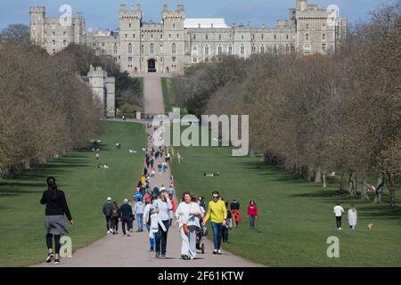 Windsor, Royaume-Uni. 29 mars 2021. Les résidents et les visiteurs de la région peuvent se promener sur la longue promenade dans le grand parc de Windsor au début de ce qui devrait être une courte période de temps chaud. Le gouvernement a depuis aujourd'hui assoupli les restrictions de la COVID-19 sur les rassemblements extérieurs dans les espaces publics et les jardins privés en permettant à deux ménages de toute taille ou six personnes de six ménages maximum de se rencontrer à l'extérieur de l'Angleterre. Crédit : Mark Kerrison/Alamy Live News Banque D'Images