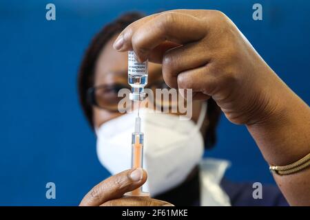 Londres, Royaume-Uni. 21 mars 2021. Un membre du personnel du NHS se prépare à administrer le vaccin Oxford AstraZeneca Covid-19 à Londres. (Photo de Dinendra Haria/SOPA Images/Sipa USA) crédit: SIPA USA/Alay Live News Banque D'Images