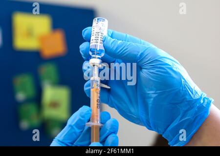 Londres, Royaume-Uni. 21 mars 2021. Un membre du personnel du NHS se prépare à administrer le vaccin Oxford AstraZeneca Covid-19 à Londres. (Photo de Dinendra Haria/SOPA Images/Sipa USA) crédit: SIPA USA/Alay Live News Banque D'Images