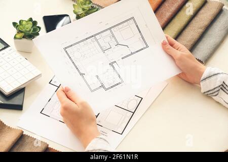 Femme décoratrice d'intérieur avec plans de maison dans le bureau Banque D'Images