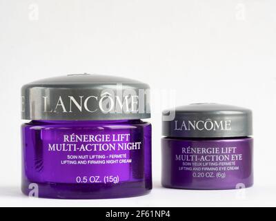 Ukraine. 29 mars 2021. Dans cette illustration, les produits de beauté Lancome, fabriqués par l'Oréal sa Rengie lift mullty-action Nigh et crème pour les yeux sur fond blanc. Crédit : SOPA Images Limited/Alamy Live News Banque D'Images