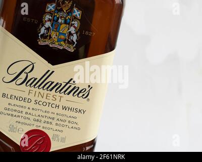 Ukraine. 29 mars 2021. Dans cette photo, bouteille de whisky Ballantines scotch, produit par Pernod Ricard sa sur fond blanc. Crédit : SOPA Images Limited/Alamy Live News Banque D'Images