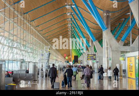 Madrid, Espagne. Passagers du terminal 4 de l'aéroport Barajas de Madrid. Design par Estudio Lamela & Rogers Stirk Harbour + Partners. Banque D'Images