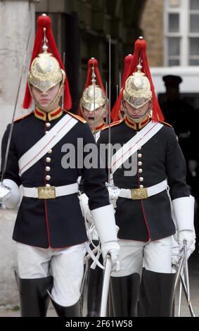 21 avril 2011. Londres, Angleterre. Soldats de la garde de la Reine, du Blues and Royals Regiment de la cavalerie de ménage changeant de gardes à l'arche des gardes à cheval Banque D'Images