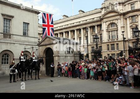 21 avril 2011. Londres, Angleterre. Soldats de la garde de la Reine, du Blues and Royals Regiment de la cavalerie de ménage changeant de gardes à l'arche des gardes à cheval Banque D'Images