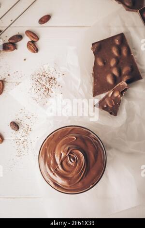 Bol de délicieux chocolat fondu sur fond de bois clair Banque D'Images