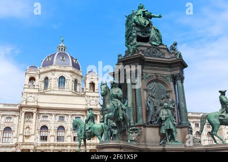 Vienne. Autriche. Musée d'Histoire naturelle et monument Maria Theresia Banque D'Images