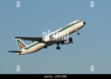 Alitalia Airbus A321-112 (i-BIXS) décollage de Malaga, Espagne. Banque D'Images