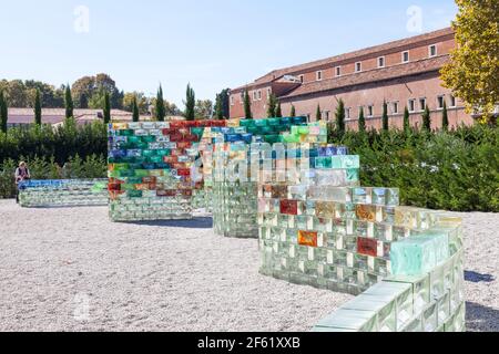 Femme photographiant le mur de verre exposition Qwalala par PAE White à Venise, Italie sur l'île de San Giorgio Maggiore pendant la Biennale d'art 2017 Banque D'Images