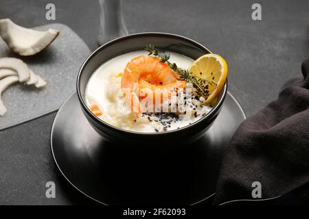 Bol avec soupe de riz thaï sur fond sombre Banque D'Images