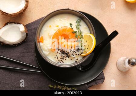 Bol avec soupe de riz thaï sur fond de couleur Banque D'Images