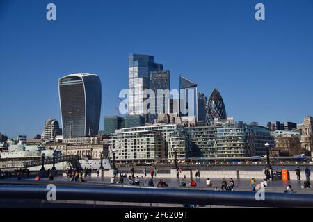 Londres, Royaume-Uni. 29 mars 2021. Une vue sur la ville de Londres par une chaude journée ensoleillée, les restrictions de verrouillage sont relaxantes. Credit: Vuk Valcic/Alamy Live News Banque D'Images