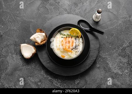 Bol avec soupe de riz thaï sur fond sombre Banque D'Images