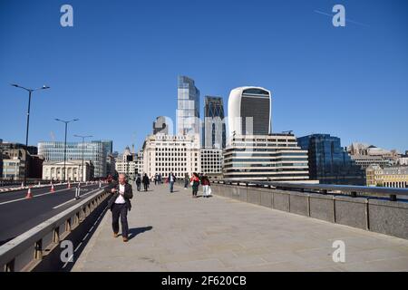 Londres, Royaume-Uni. 29 mars 2021. Vue sur le London Bridge et la City de Londres par une journée chaude et ensoleillée, les restrictions de verrouillage étant relaxantes. Credit: Vuk Valcic/Alamy Live News Banque D'Images