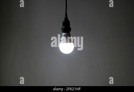 salvador, bahia / brésil - 17 mai 2020: Lampe LED allumée dans la résidence dans la ville de Salvador. *** Légende locale *** Banque D'Images