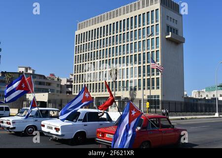 La Havane, Cuba. 28 mars 2021. Les gens prennent part à une caravane à la Havane, Cuba, le 28 mars 2021. Dimanche, une voiture, une moto et une caravane de vélos ont traversé le boulevard maritime de la Havane, exigeant la levée de l'embargo américain de six décennies contre l'île, connu sous le nom de « blocus » parmi les habitants. Credit: Zhu Wanjun/Xinhua/Alamy Live News Banque D'Images