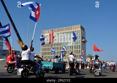 La Havane, Cuba. 28 mars 2021. Les gens prennent part à une caravane à la Havane, Cuba, le 28 mars 2021. Dimanche, une voiture, une moto et une caravane de vélos ont traversé le boulevard maritime de la Havane, exigeant la levée de l'embargo américain de six décennies contre l'île, connu sous le nom de « blocus » parmi les habitants. Credit: Joaquin Hernandez/Xinhua/Alay Live News Banque D'Images