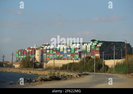 Canal de Suez. 29 mars 2021. Photo prise le 29 mars 2021 montre le navire à conteneurs jamais donné sur le canal de Suez, en Égypte. La circulation dans le canal de Suez a repris après que l'énorme navire à conteneurs ait été renfloué avec succès comme étant resté bloqué dans le canal pendant presque une semaine, a déclaré lundi l'Autorité du canal de Suez (SCA) en Égypte. Credit: Sui Xiankai/Xinhua/Alay Live News Banque D'Images