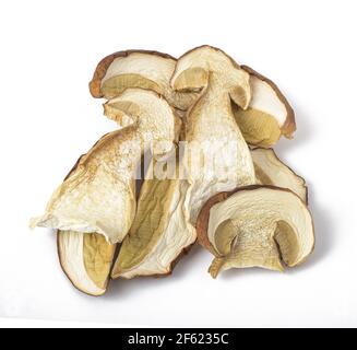 Champignons séchés porcini isolés sur fond blanc Banque D'Images