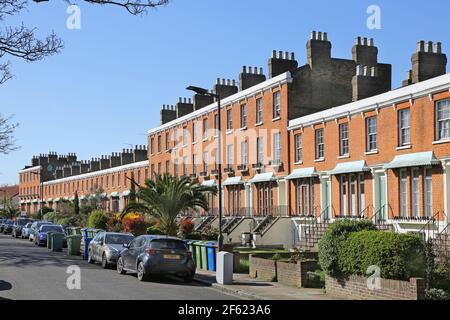 Clifton Crescent, Peckham, Londres, Royaume-Uni. Une célèbre rangée de maisons en terrasse victorienne de l'époque Regency. Menacé de démolition dans les années 1970 - maintenant inscrit. Banque D'Images