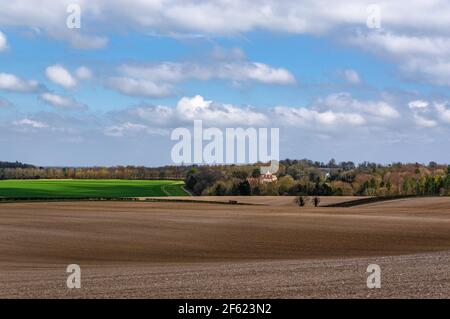 Vue sur un grand bâtiment de campagne dans les champs ruraux du Hampshire, en Angleterre. Banque D'Images