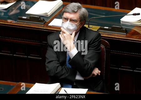 Italie, Rome, 24 mars 2021 : le ministre des Transports Enrico Giovannini assiste à la session de la Chambre consacrée aux communications gouvernementales sur Banque D'Images