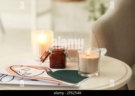 Bougies aromatiques sur la table dans la chambre Banque D'Images