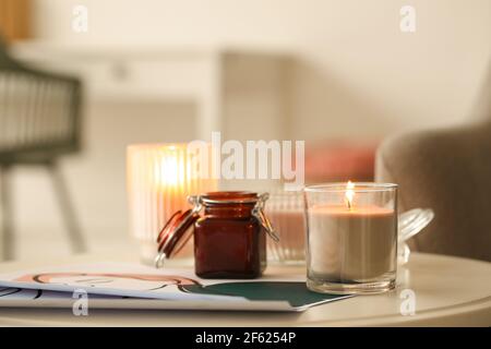 Bougies aromatiques sur la table dans la chambre Banque D'Images