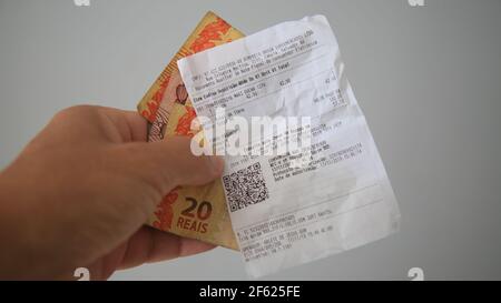 salvador, bahia / brésil - 18 novembre 2019: Main tenant code QR codes coupon. *** Légende locale *** . Banque D'Images