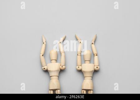 Mannequins en bois sur fond gris Banque D'Images