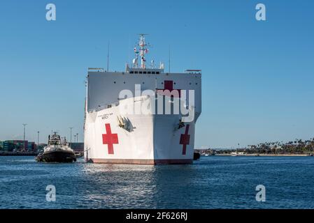 USNS Mercy (T-AH 19) arrive à Los Angeles, en Californie. Banque D'Images